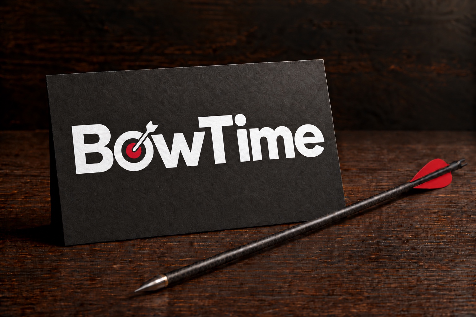 Ein gedruckter BowTime-Gutschein auf einem Holztisch